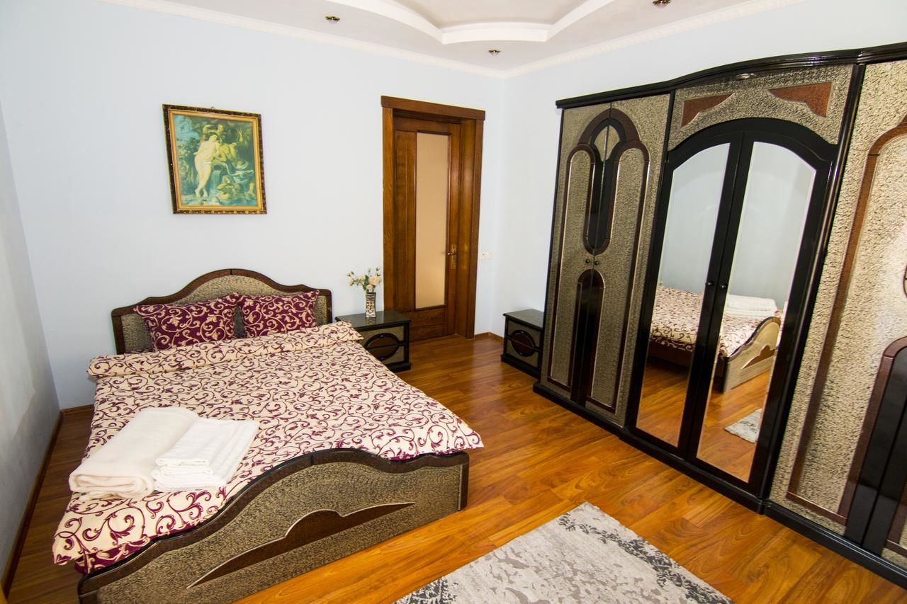 Виллы Beautiful Apartments in Villa near Airport Бухарест-16