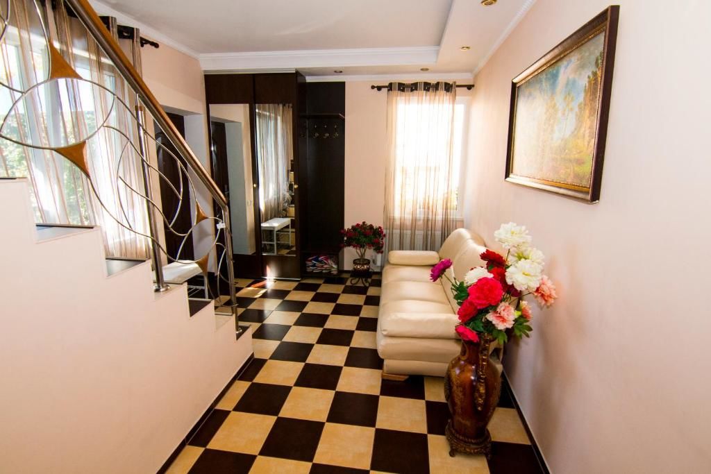 Виллы Beautiful Apartments in Villa near Airport Бухарест-75